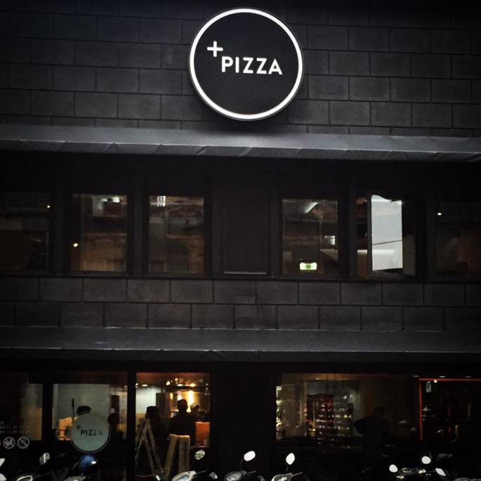 Plus Pizza以時髦黑色妝點店裝，希望營造有別於一般速食餐廳的精緻休閒風格（圖／Plus Pizza）